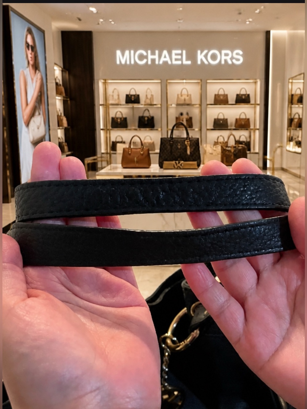 EUC  Michael Kors Moxley Black Leather Gold Zippers Details Shoulder Bag 🍒 - Picture 11 of 17